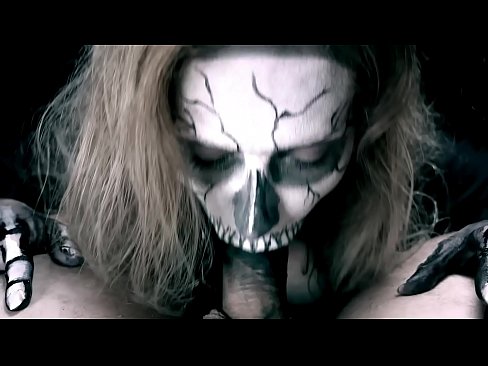 ❤️ Demon famke sûgje hoanne mei har swarte mûle en slikken cum. Porno by ús fy.teatroporno.ru ❤